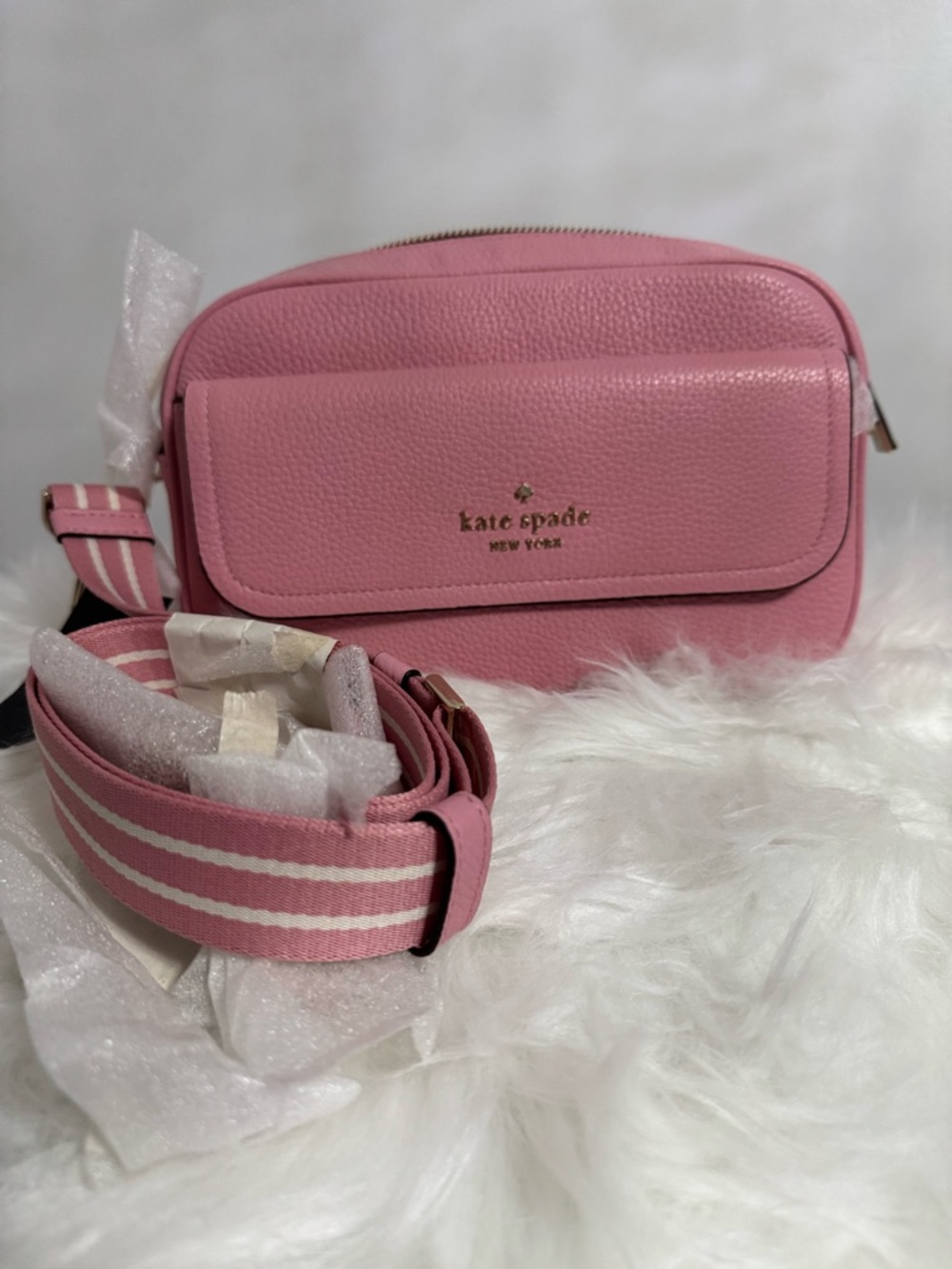 Be honest… you already 💕pictured an outfit with this 
Kate Spade Bag